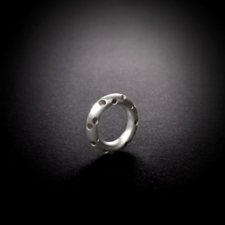 Anillo de plata para hombre con fondo negro