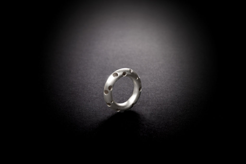 Anillo de plata para hombre con fondo negro