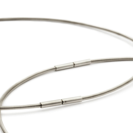 Cable de plata con fondo blancoi