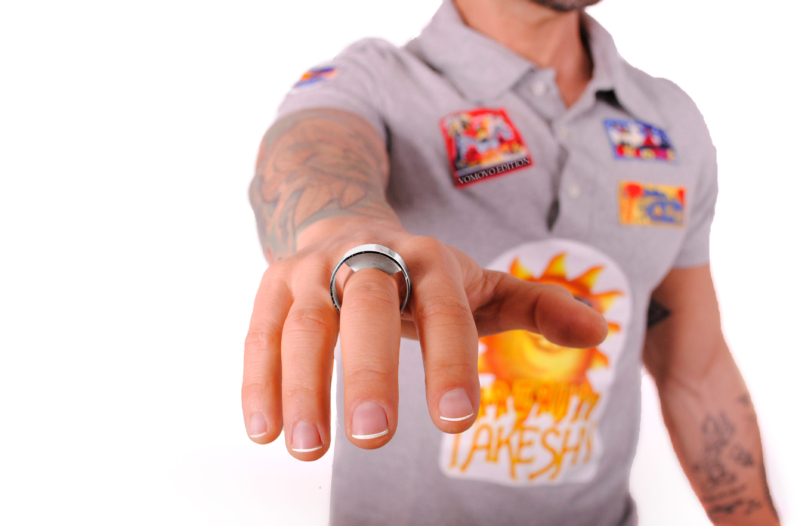 Anillo de plata para hombre eccentric con modelo