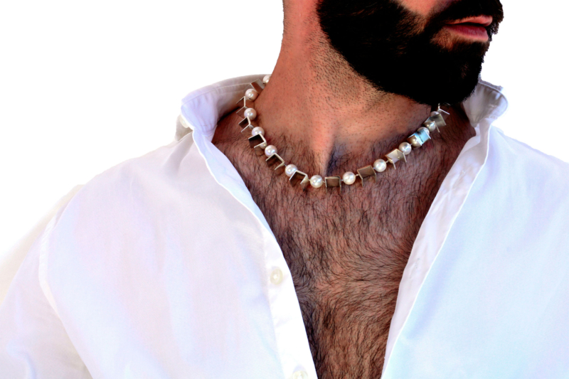 collar de perlas con modelo masculino