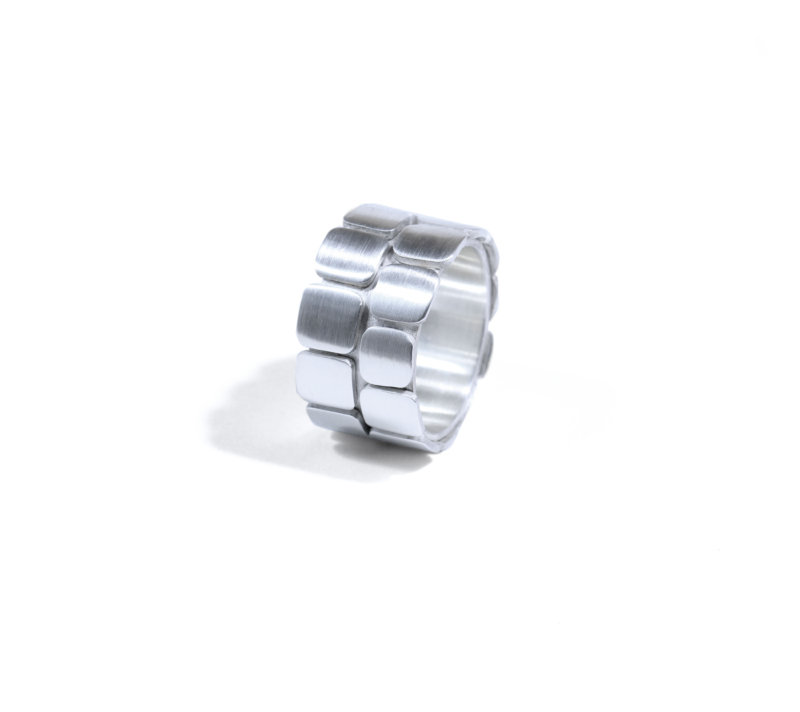 Anillo de plata para hombre con textura