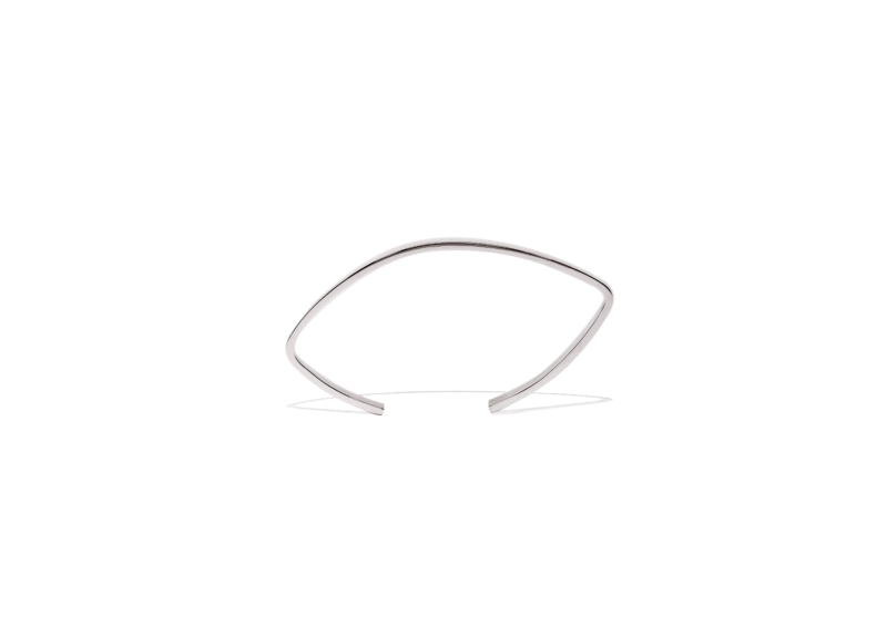 Pulsera de plata rígida para hombre en perspectiva