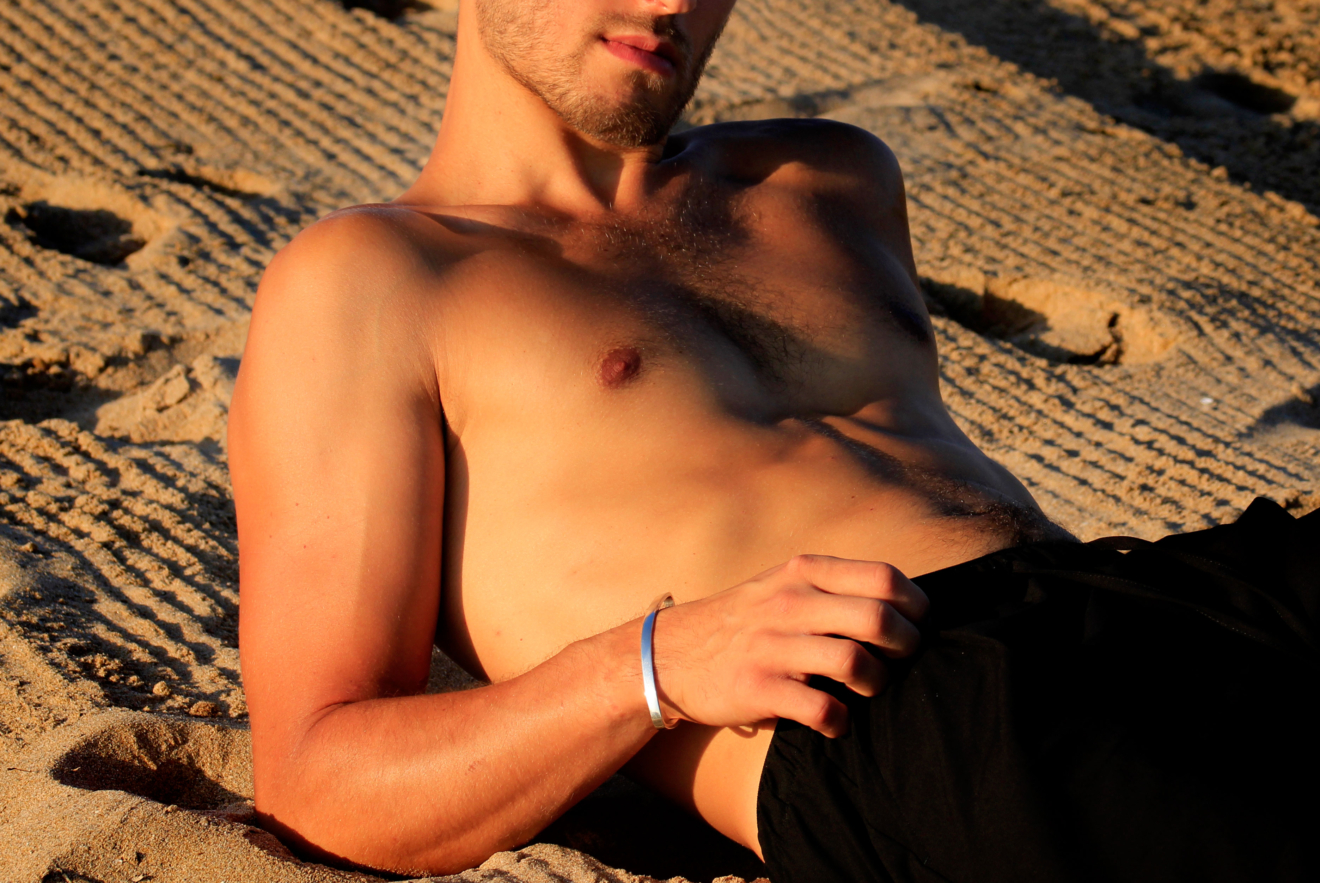 joyeria para hombre. Modelo con pulsera en la playa