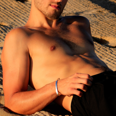 Pulsera de plata para hombre con modelo en la playa
