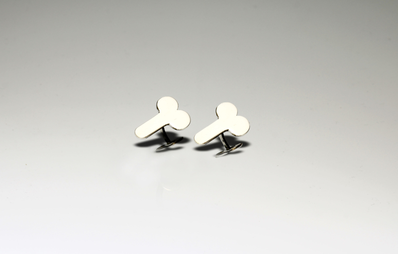 Gemelos de plata para hombre con fondo blanco