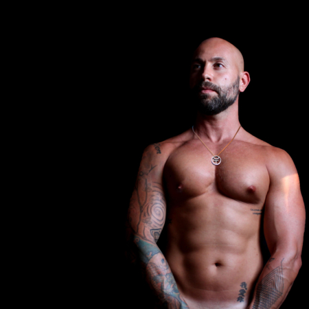 colgante de plata con símbolo en modelo masculino con fondo negro