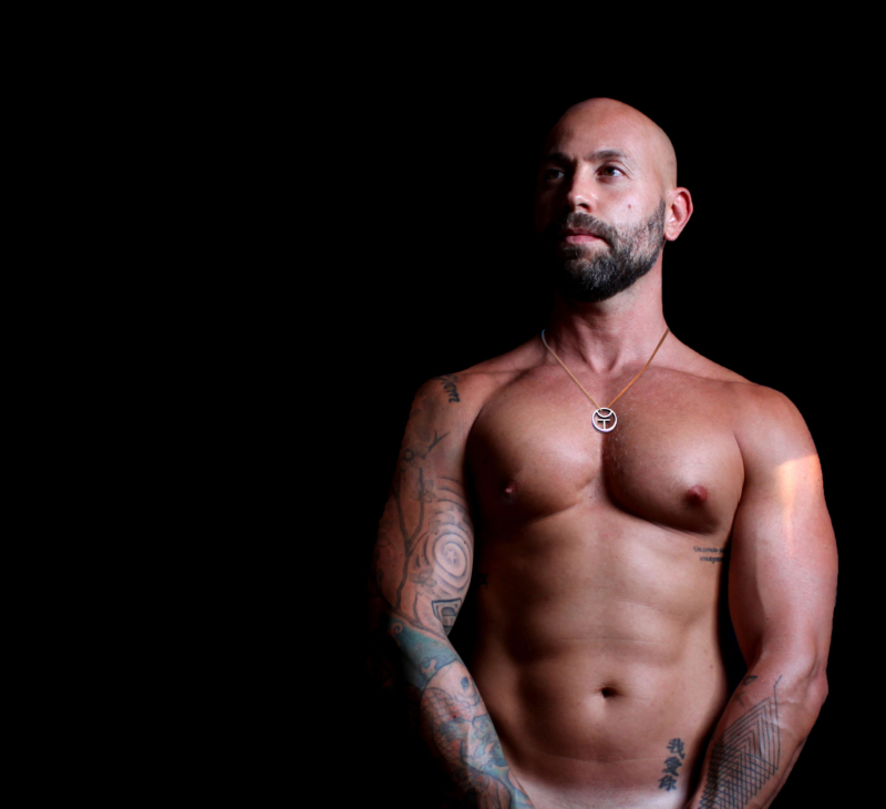 colgante de plata con símbolo en modelo masculino con fondo negro