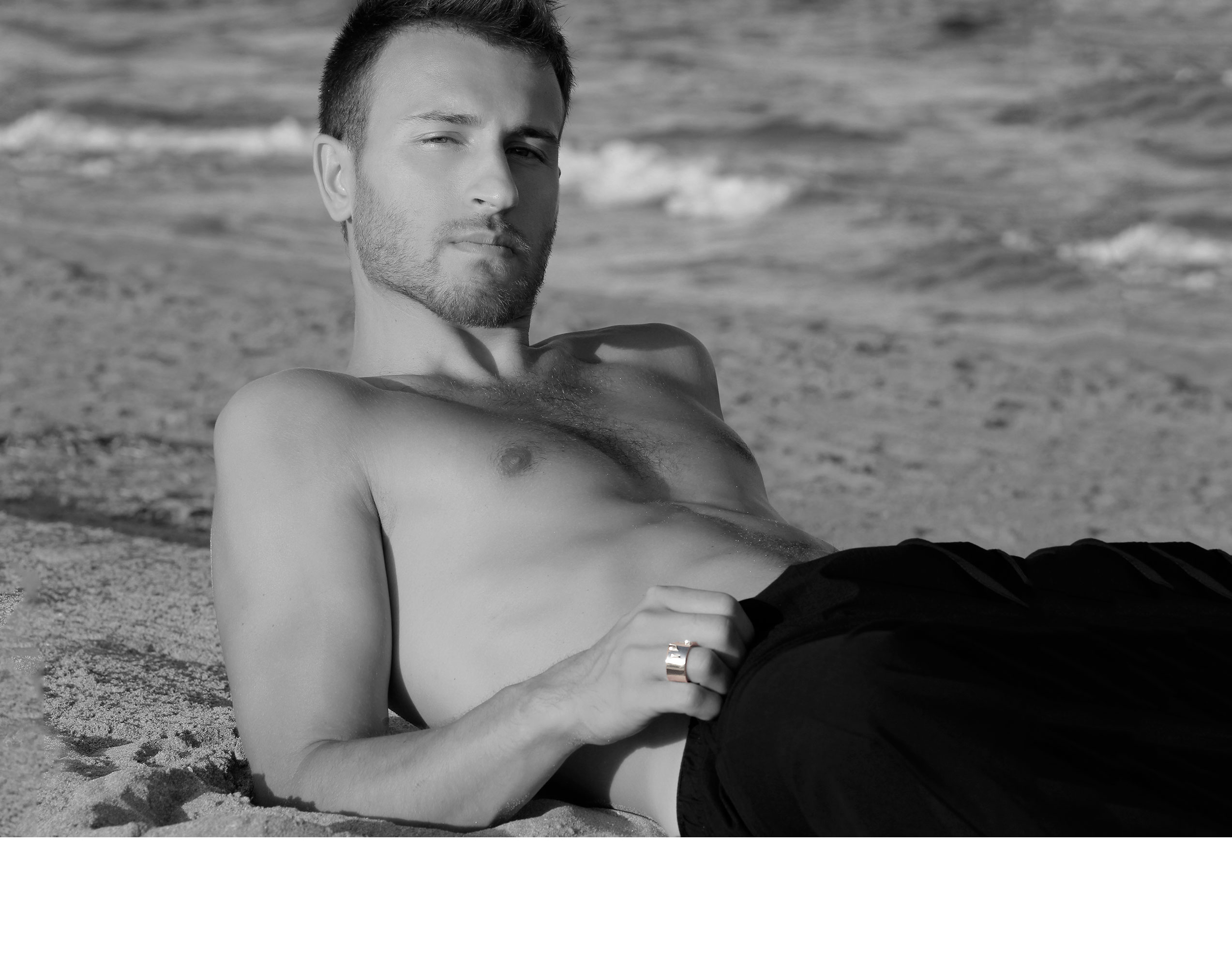 _MG_1046desplazado-b-y-n-6 modelo masculino en la playa con anillo de plata