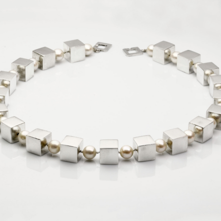 collar de plata y perlas cultivadas con modelo masculino