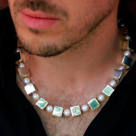 collar de plata y perlas con modelo masculino